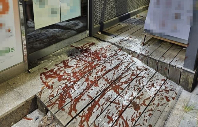 가해 학부모가 운영한다고 알려진 대전 유성구 한 가게 앞에 케첩이 뿌려진 모습