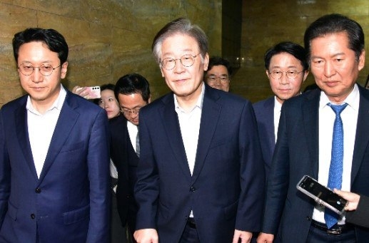 이재명 대표가 지난 6일 오후 국회에서 열린 제410회 국회 제09차 본회의에서 투표를 마치고 국회를 나서고 있다.