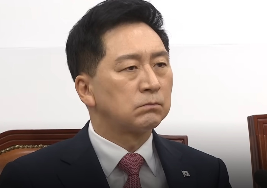  김기현 국민의힘 대표가 16일 국회 당사무실에서 열린 최고위원회의에서 발언을 듣고 있다. 