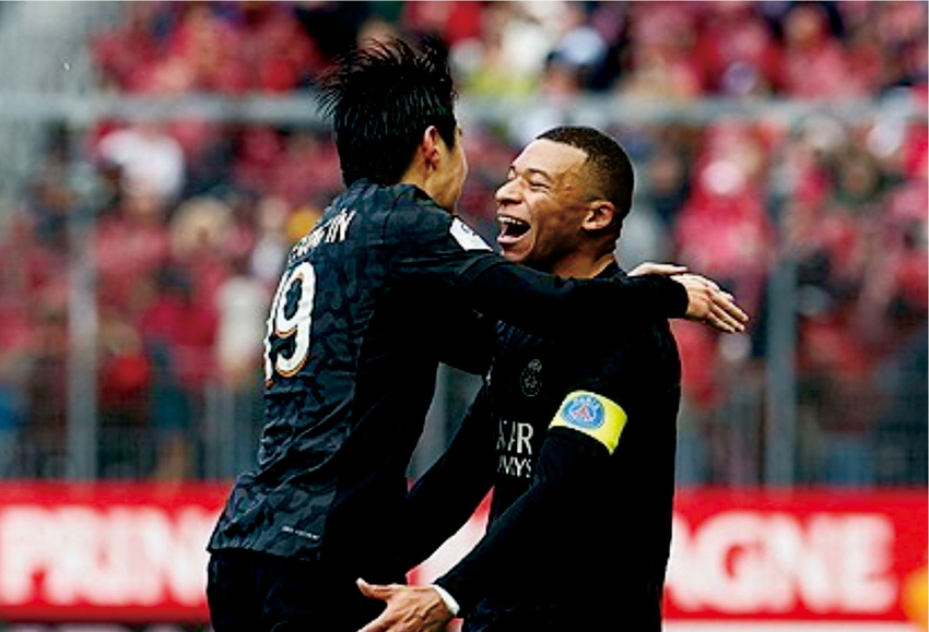  이강인(PSG)이 음바페의 2번째 골을 도운 후 음바페와 함께 환호하고 있다.