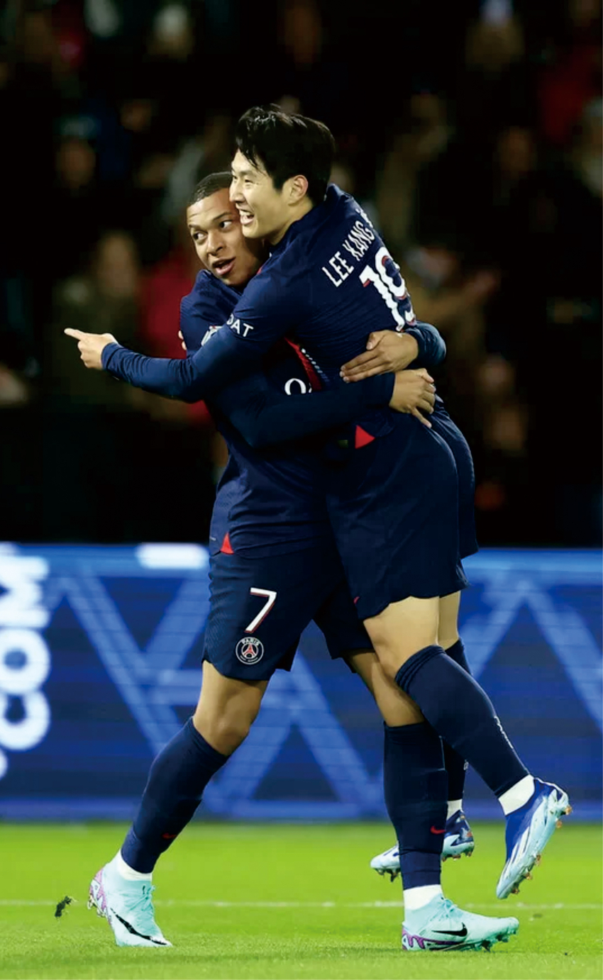 파리 생제르맹(PSG)의 이강인이 3일 프랑스 파리의 파르크 데 프랭스에서 열린 2023-24 리그1 11라운드 몽펠리에와의 경기 전반 10분 선제골을 넣고 킬리안 음바페와 기뻐하고 있다. 