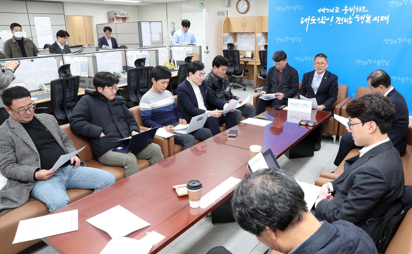 17일 장현범 전남도 기획조정실장이 도청 기자실에서 광주 군공항 이전 관련 전남도 입장 발표를 하고 있다.