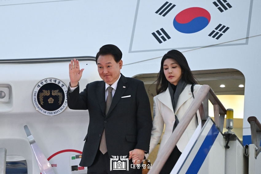 지난 11월 26일 윤석열 대통령 부부가 영국 국빈방문 및 프랑스 방문을 마치고 서울 공항에 도착한 모습