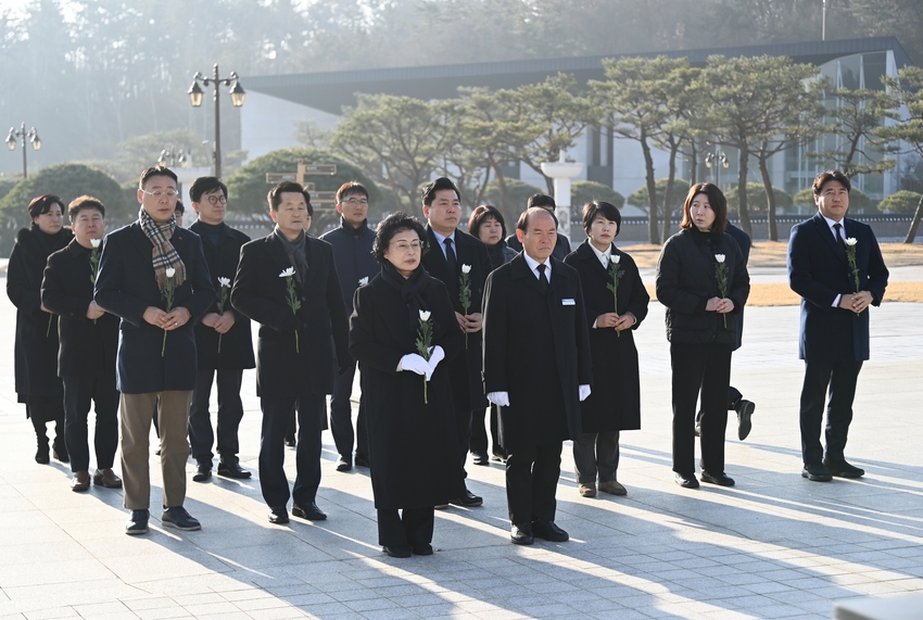 광주 서구의회 고경애 의장을 비롯한 서구의회 의원들이 4일 국립5.18민주묘지서 참배하고 있다. (사진=광주 서구의회 제공)