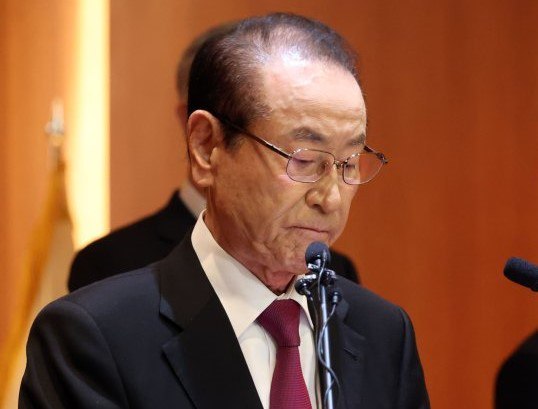 태영그룹 윤세영 창업회장이 태영건설 본사에서 기자회견을 열고 추가 자구안을 발표하고 있다.