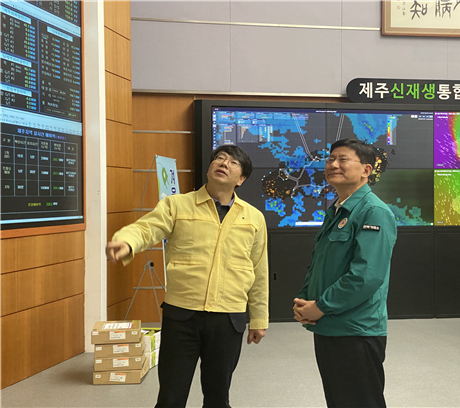 제주본부를 방문하여 보고받고 있는 전력거래소 정동희 이사장(우측)