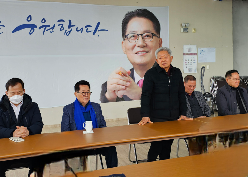 9일 박지원 예비후보사무소에서 박지원 전 국정원장이 이종록 전 해남군의회 의장을 선대위원장으로 위촉, 소개하고 있다.