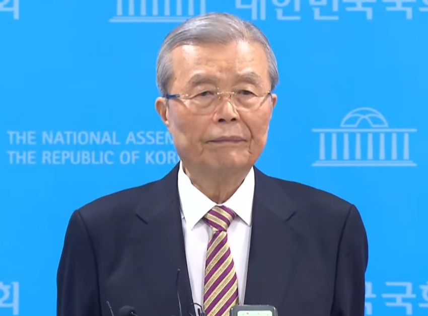 개혁신당 김종인 공천관리위원장이 11일 국회 소통관에서 제2차 개혁신당 공천관리위원회 브리핑을 한 후 취재진의 질문에 답하고 있다. 