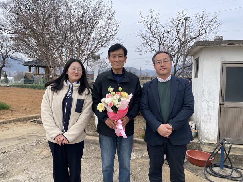 올해 신규로 도입된 농지이양은퇴직불사업이 시행 한 달만테 큰 호응을 얻고 있다. 사진은 농지이양 은퇴직불금을 강화군에 거주하는 한OO씨에게 첫 지급 기념사진.