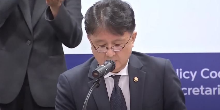 지난 19일 정부서울청사에서 해외직구 대책 관련 브리핑을 하고 있는 이정원 국무조정실 국무2차장