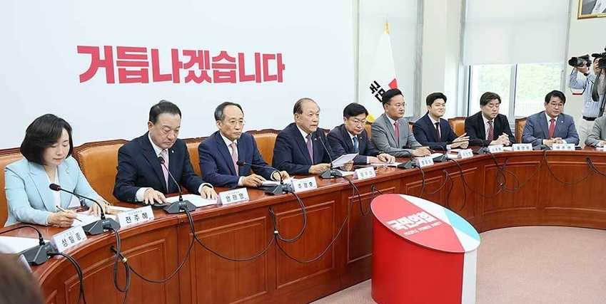 27일 오전 서울 여의도 국회 회의실에서 황우여 비상대책위원장 주재로 국민의힘 비상대책위원회의가 열리고 있다.