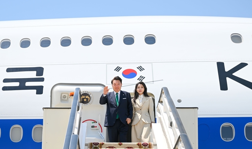 10일 윤석열 대통령 부부가 국빈 방문을 위해 아시가바트 공항에 도착했다.