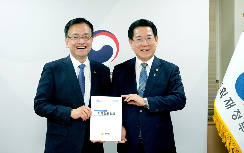 김영록 전라남도지사가 21일 오후 정부서울청사에서 최상목 경제부총리와 2025년 국고예산안에 대한 전남도 지역 현안사업을 논의하고 건의문을 전달하고 있다.