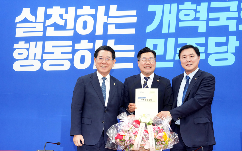 김영록 전라남도지사(왼쪽)는 8일 국회의사당에서 더불어민주당 박찬대 원내대표(가운데)를 만나 25년 국고예산 관련 전남 주요 현안 사업에 대해 건의했다..