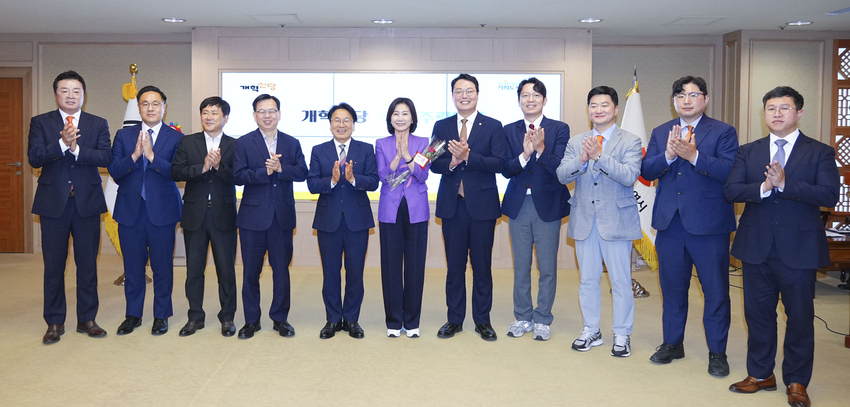 강기정 광주광역시장이 22일 오전 시청 비즈니스룸에서 개혁신당 허은아 대표, 천하람 원내대표 등 지도부와 간담회를 갖고 광주시 주요 현안을 논의한 뒤 기념촬영을 하고 있다./광주광역시 제공