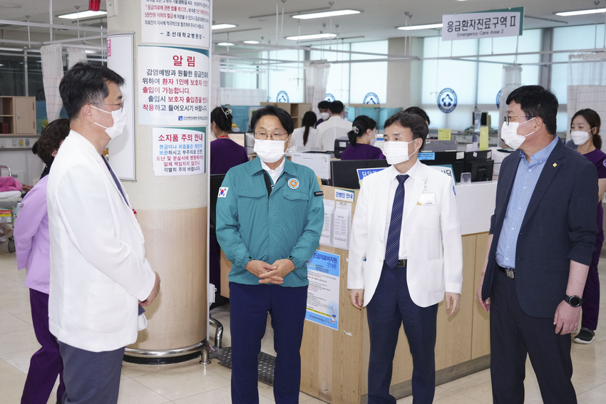 강기정 광주광역시장이 추석 연휴를 앞두고 4일 오후 동구 조선대병원을 방문해 김진호 병원장 등 의료진과 응급의료 현안을 논의하고 있다./광주광역시 제공