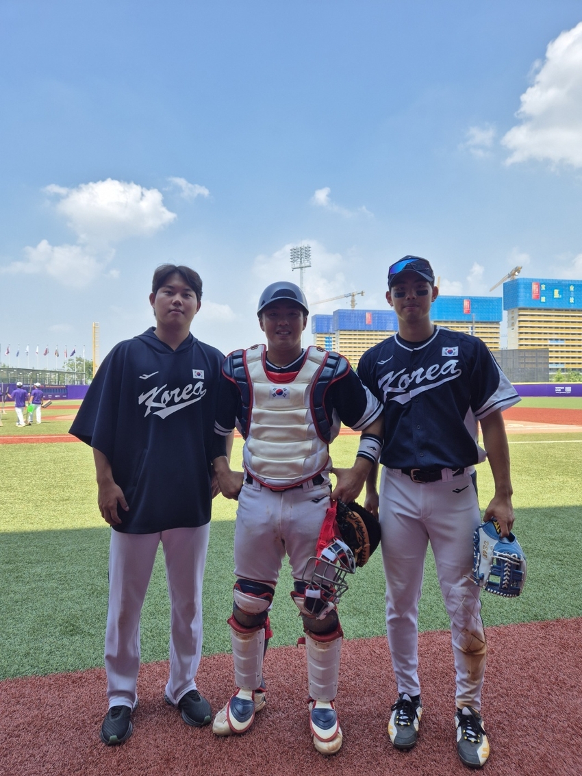 오른쪽부터 선발투수 홍원표(삼성 라이온즈), 주장 김시앙(키움 히어로즈), 정대선(롯데 자이언츠) 선수