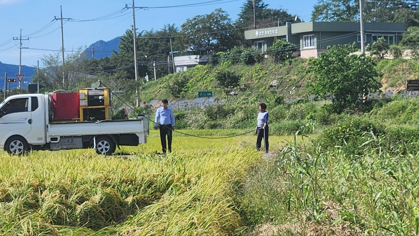 산불 차량을 이용한 겸면 면장과 면사무소 직원들의 방재 모습
