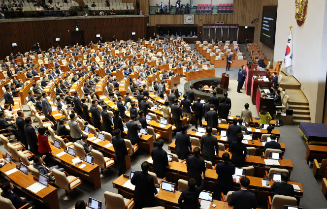 26일 오후 국회에서 열린 본회의에서 여당 추천 몫인 한석훈 국가인권위원 선출안이 부결되자 국민의힘 의원들이 여야 합의안인데 부결했다며 항의하고 있다. (연합뉴스)