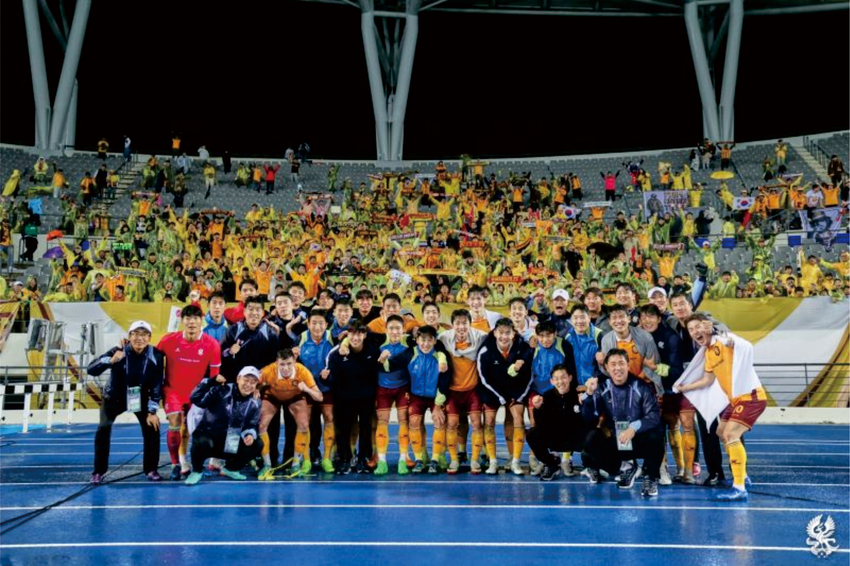 광주FC 선수들이 ACLE 3차전을 승리한 뒤 기념촬영을 하고 있다. [광주FC 제공
