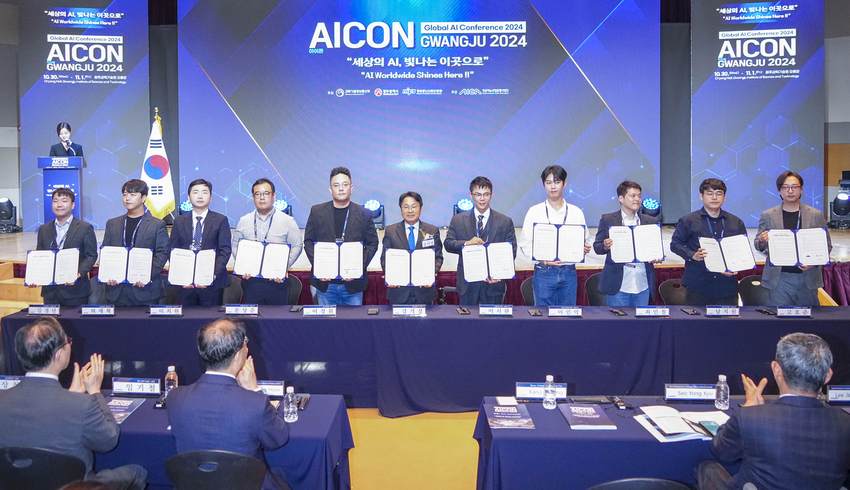 강기정 광주광역시장이 30일 오후 광주과학기술원에서 열린 글로벌 AI 컨퍼런스 ‘AICON 광주 2024’ 개막식에서 10개 인공지능(AI) 기업들과 224~233번째 업무협약을 체결하고 있다.