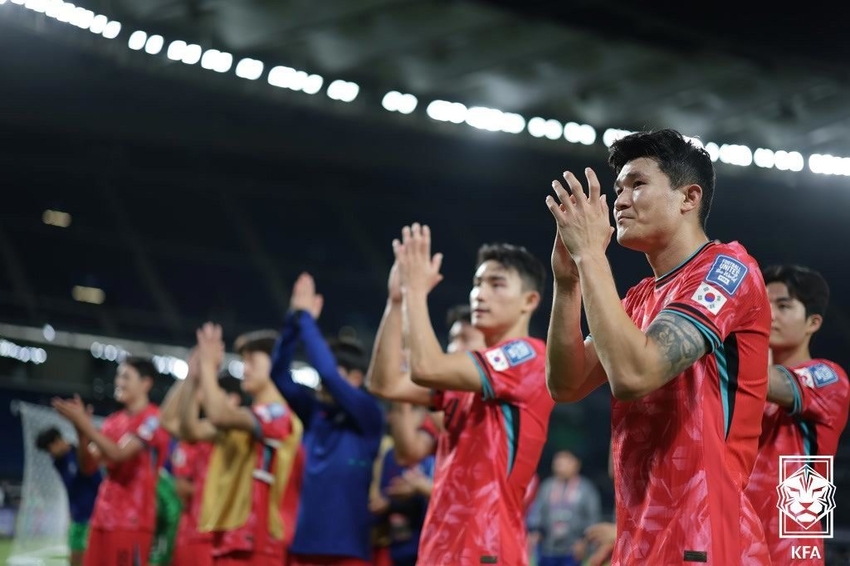 14일 오후(현지시각) 쿠웨이트 자베르 알아흐마드 국제경기장에서 열린 2026 국제축구연맹(FIFA) 북중미 월드컵 아시아 3차 예선 B조 5차전 대한민국과 쿠웨이트의 경기, 3대1 승리를 거둔 대한민국 선수단이 경기 후 응원 온 팬들을 향해 인사하고 있다. (대한축구협회 제공)
