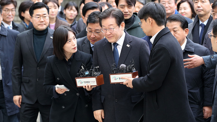더불어민주당 이재명 대표가 25일 오후 서울 서초구 서울중앙지법에서 열린 '위증교사' 혐의 사건 1심 선고 공판에 출석하며 법정으로 향하고 있다.