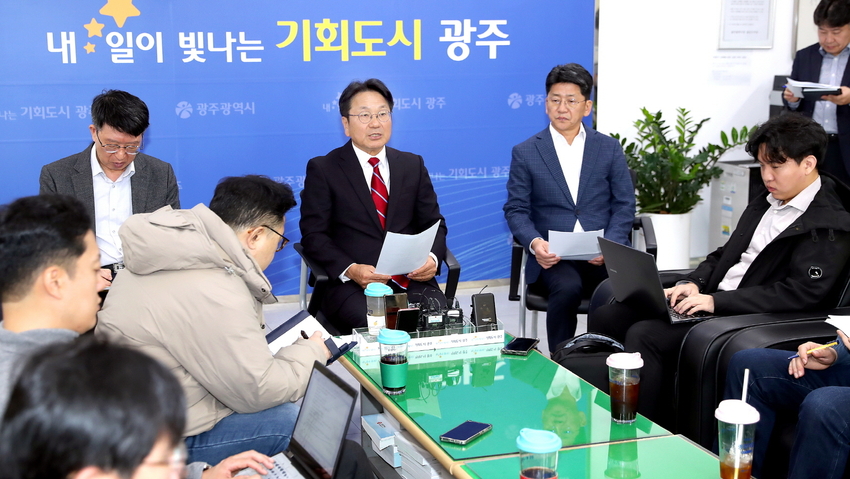 강기정 광주광역시장이 26일 오전 시청 5층 기자실에서 출입기자들과 차담회를 갖고 민‧군공항 통합이전 등에 대해 설명하고 있다. / 광주광역시 제공