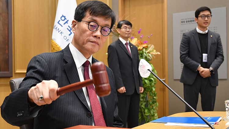이창용 한국은행 총재가 28일 오전 서울 중구 한국은행에서 열린 금융통화위원회에서 의사봉을 두드리고 있다.