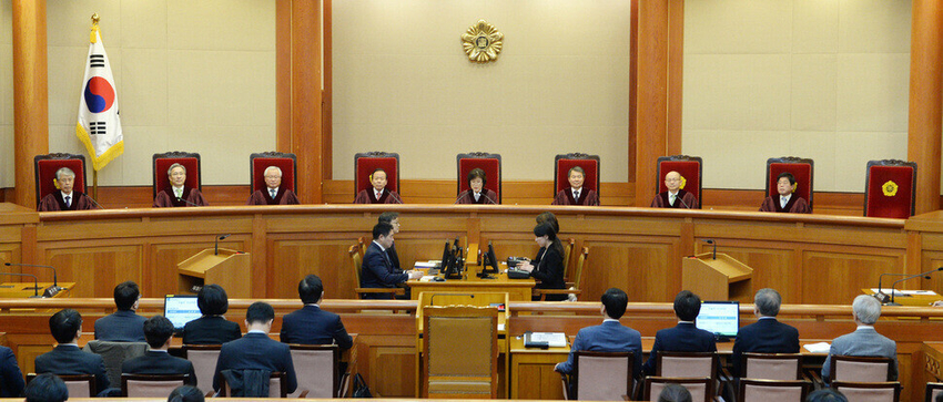2017년 3월10일 오전 서울 종로구 재동 헌법재판소 대심판정에서 박근혜 대통령 탄핵 심판 사건 선고가 시작되고 있다. 이날 헌재는 박 대통령의 국정농단 혐의들을 헌법과 법률의 중대한 위반으로 보고 파면을 선고했다. 