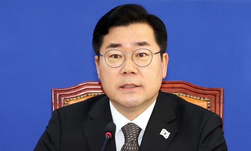 박찬대 더불어민주당 원내대표가 22일 오전 국회에서 기자간담회에서 발언하고 있다.