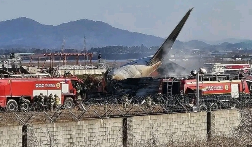 9일 오전 9시7분께 전남 무안군 망운면 무안국제공항 활주로에서 방콕발 무안행 제주공항 여객기가 착륙 과정에서 불시착한 뒤 불이 났다. 119와 경찰 등 관계기관이 출동, 현장을 수습하고 있다.