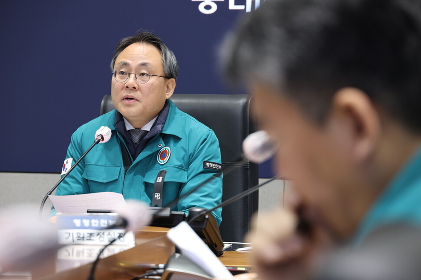 고기동 행정안전부 장관 직무대행이 6일 서울 종로구 정부서울청사 상황실에서 제주항공 여객기 사고 중앙재난안전대책본부 11차 회의를 주재하고 있다. 