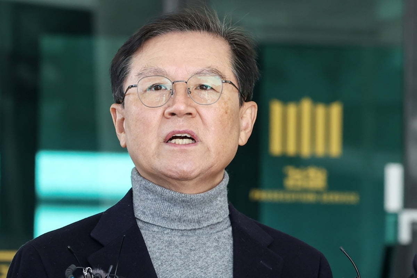 윤석열 대통령 측 윤갑근 변호사가 지난달 31일 오전 서울 서초구 서울고검 앞에서 기자간담회를 열고 법원의 윤 대통령에 대해 청구한 체포영장 발부 관련 입장을 말하고 있다.
