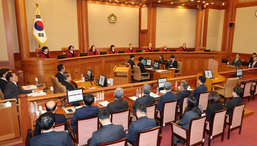 문형배 헌법재판소장 권한대행을 비롯한 헌법재판관들이 14일 서울 종로구 헌법재판소에서 열린 윤석열 대통령 탄핵심판 사건 첫 변론기일에 참석해 있다.