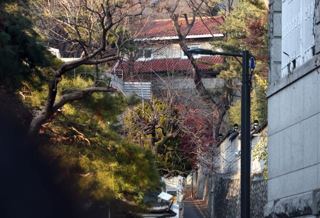 12·3 비상계엄 사태를 수사하는 경찰 국가수사본부 특별수사단이 지난해 12월 27일 서울 삼청동 소재 대통령 안전가옥(안가)을 압수수색 중이다.
