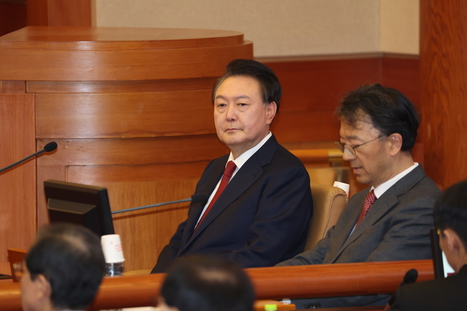 윤석열 대통령이 21일 오후 서울 종로구 헌법재판소에서 열린 탄핵심판 3차 변론에 출석하고 있다. 