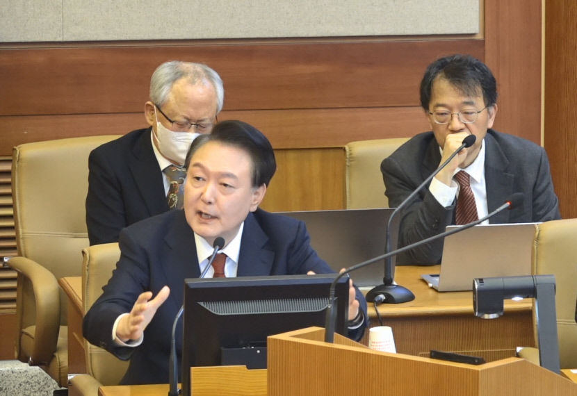 윤석열 대통령이 지난 21일 오후 서울 종로구 헌법재판소에서 열린 탄핵심판 3차 변론에 출석해 피청구인석에서 발언하고 있다. 