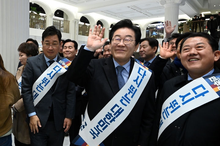 이재명 더불어민주당 대표가 24일 서울 서초구 강남고속버스터미널에서 시민들에게 설 귀성 인사를 하고 있다.