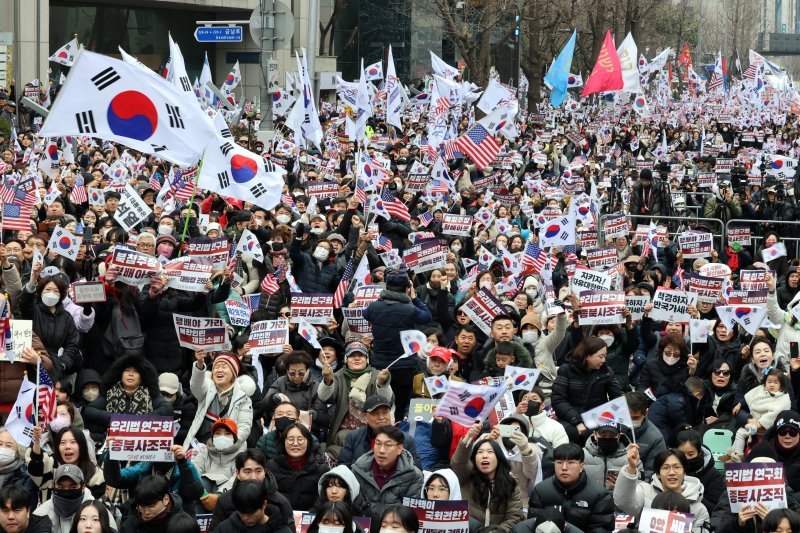 15일 오후 광주 동구 금남로에서 개신교 단체 세이브코리아가 개최한 윤석열 대통령 탄핵 반대 및 석방 촉구 국가비상기도회에서 참가자들이 구호를 외치고 있다.
