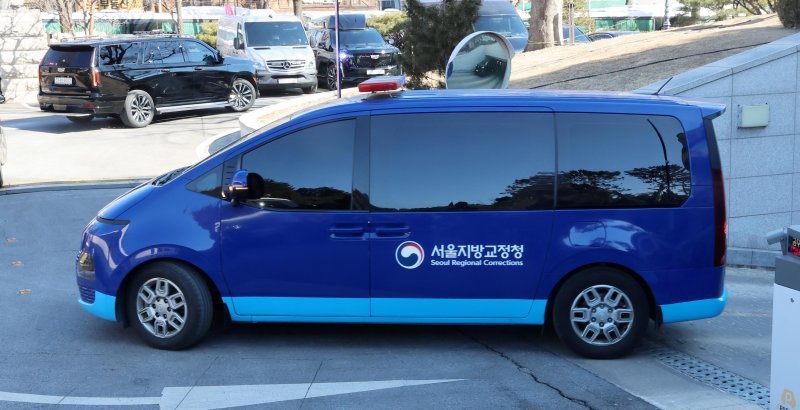 윤석열 대통령 탄핵심판 9차 변론기일이 열린 18일 윤 대통령 탑승 호승차량이 서울 종로구 헌법재판소를 나서고 있다.
