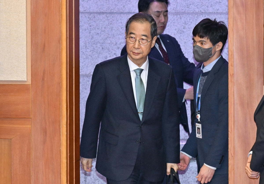 한덕수 국무총리가 19일 서울 종로구 헌법재판소 대심판정에서 열린 탄핵심판 1차 변론 기일에 출석하고 있다.