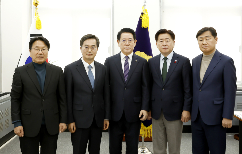 지난 2024년 12월 4일 국회에서 민주당 소속 광역단체장 5명이 공동선언을 통해 윤석열 대통령의 즉시 퇴진을 촉구하는 모습.