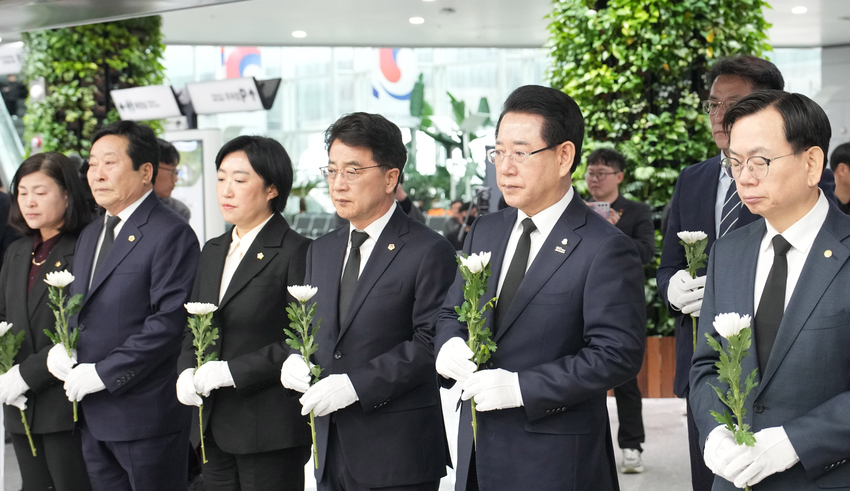 김영록 전라남도지사가 5일 무안국제공항에서 열린 ‘12.29 제주항공 여객기 참사 100일 추모제’에서 헌화하고 있다.