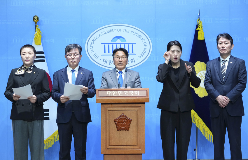 강기정 광주광역시장이 10일 오전 서울 국회 소통관에서 조인철·안도걸·전진숙 국회의원과 함께 AI관련 예산확보 기자회견을 하고 있다./광주광역시 제공