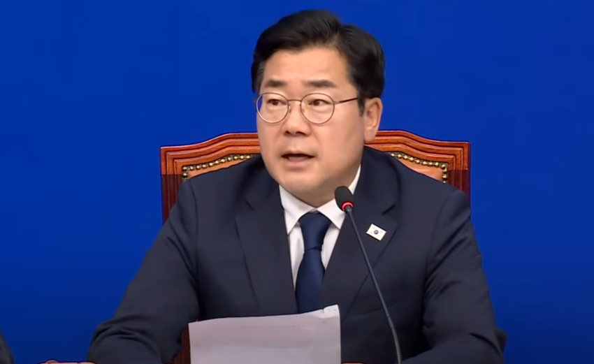 박찬대 민주당 당대표 직무대행 겸 원내대표가 9일 국회에서 열린 최고위원회의를 진행하고 있다.