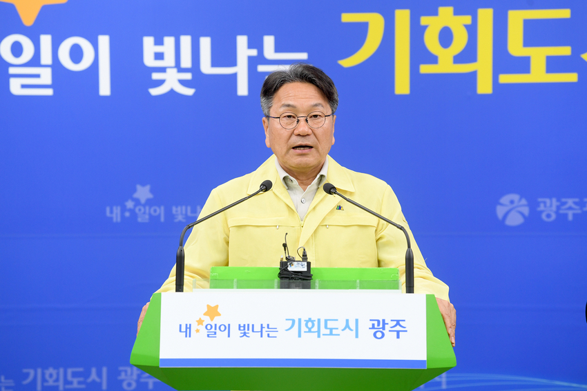 강기정 광주광역시장이 15일 오후 시청 브리핑룸에서 시내버스 파업 관련 대시민호소문을 발표하고 있다. /광주광역시 제공