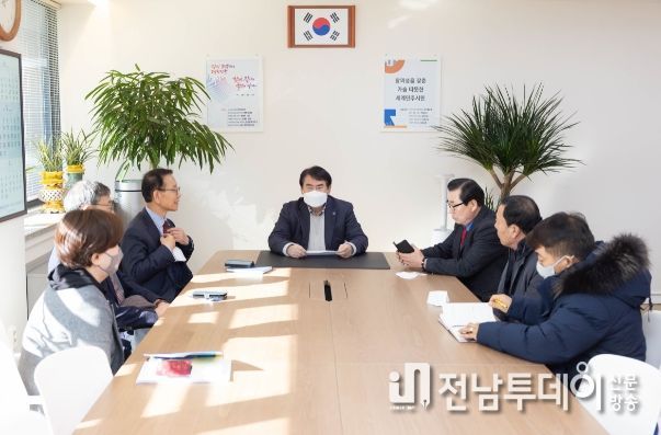 이정선 교육감, 5·18단체 관계자와 연석회의 가져