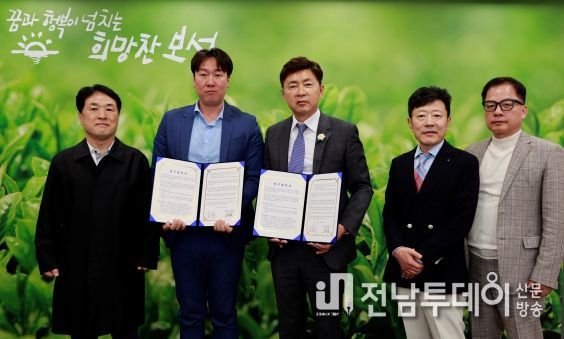 왼쪽부터 이관학 감독, 고태영 (주)스타지오네코리아 대표, 김철우 보성군수, 김동주 총괄감독, 박철용 투자총괄