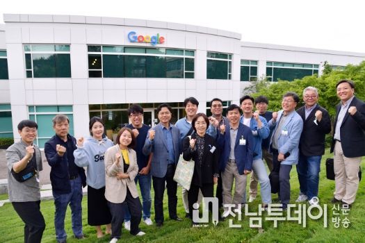 김광진 광주광역시 문화경제부시장과 광주시대표단이 지난 23일 오후(현지시간) 미국 시애틀 구글오피스를 찾아 이지환 시애틀 구글오피스 소프트웨어 엔지니어 등 연구자들과 광주와 인공지능 관련 협업방안에 대해 논의 한 뒤 기념촬영을 하고 있다.